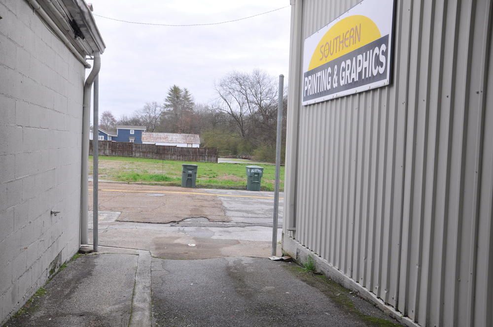 Office-Retail and Warehouse on Hixson PIke: 5424 Hixson Pike, Hixson, TN 37343